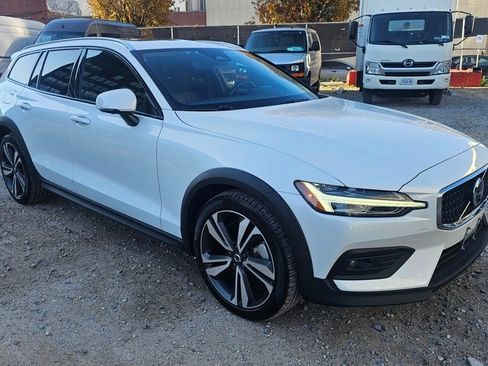 Certified 2024 Volvo V60 B5 Cross Country Plus image 5