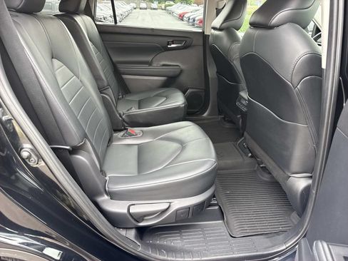 Used 2021 Toyota Highlander XLE AWD/4WD image 26