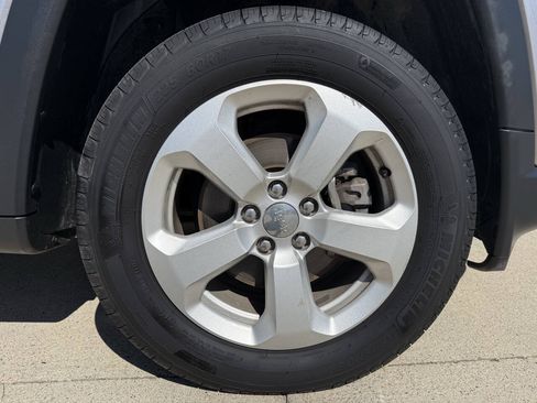 Used 2018 Jeep Compass Latitude w/ Cold Weather Group AWD/4WD image 10