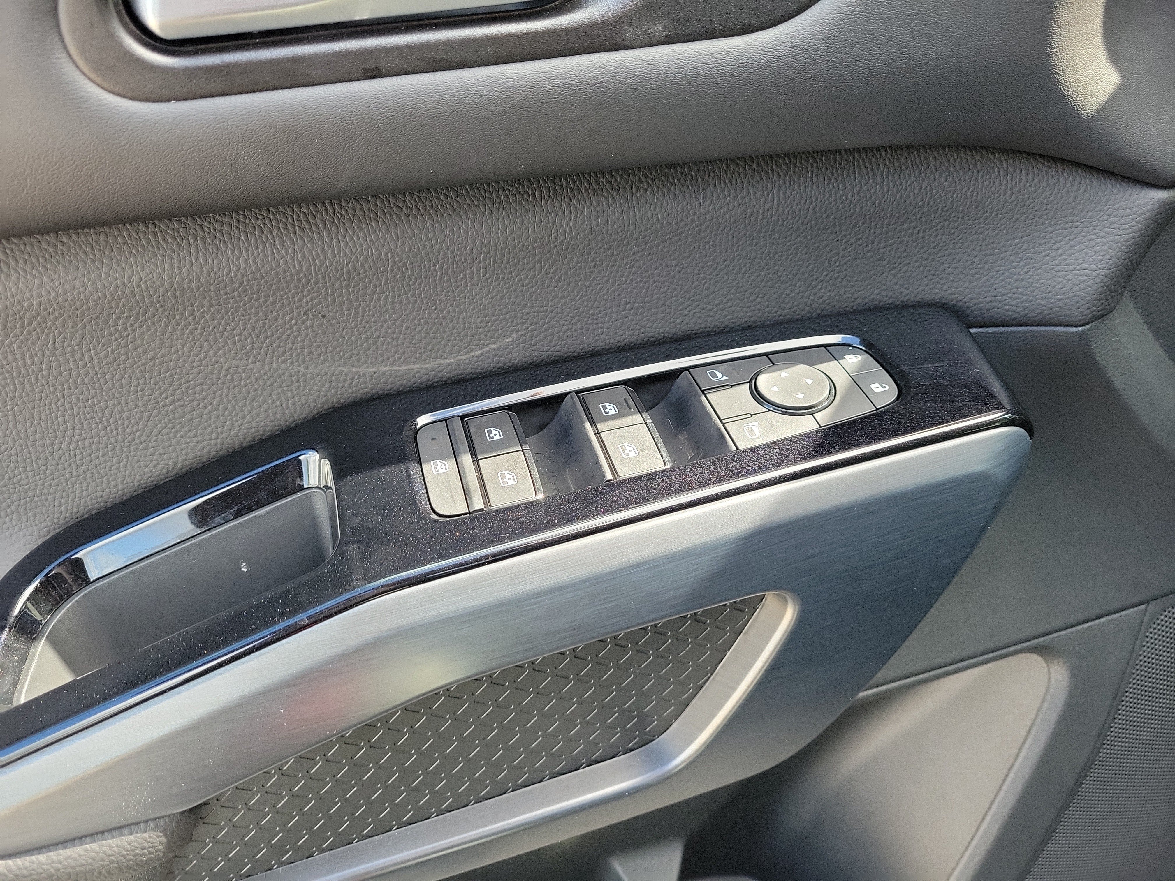 Certified 2025 Nissan Pathfinder SL FWD image 16