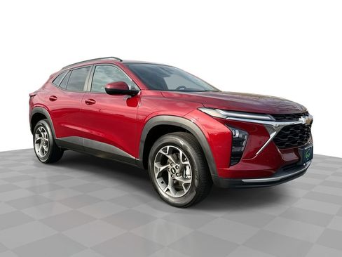 Certified 2025 Chevrolet Trax LT image 1