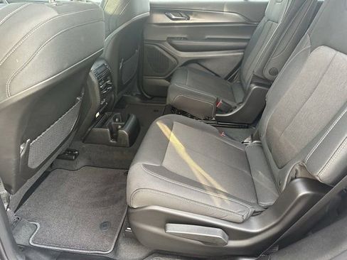 New 2025 Jeep Grand Cherokee L Laredo image 18