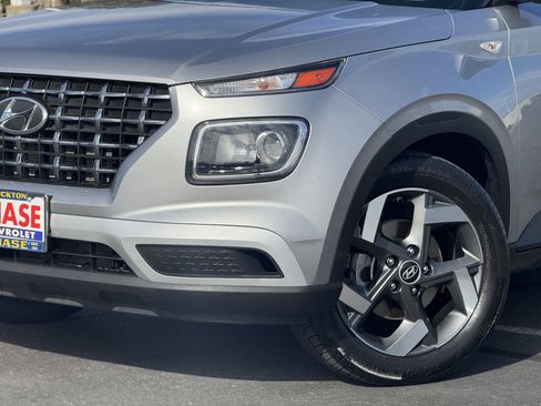 Used 2023 Hyundai Venue SEL image 3