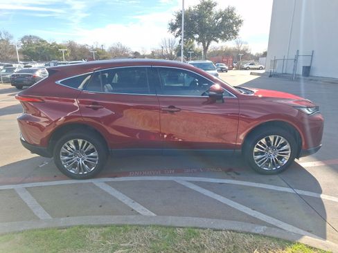 Used 2024 Toyota Venza LE image 7