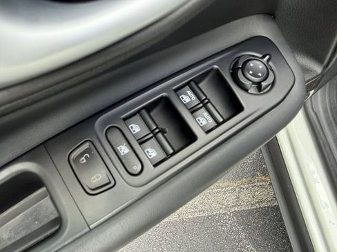 Used 2023 Jeep Renegade Latitude AWD/4WD image 10