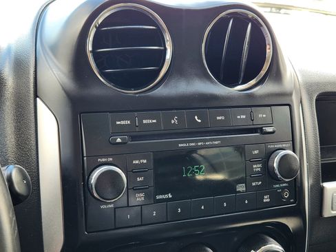 Used 2016 Jeep Compass Latitude image 17