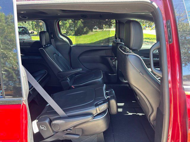 Used 2025 Chrysler Pacifica Limited FWD image 13