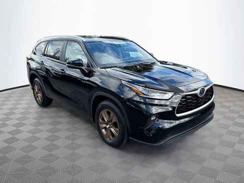 Used 2023 Toyota Highlander Bronze Edition FWD image 4