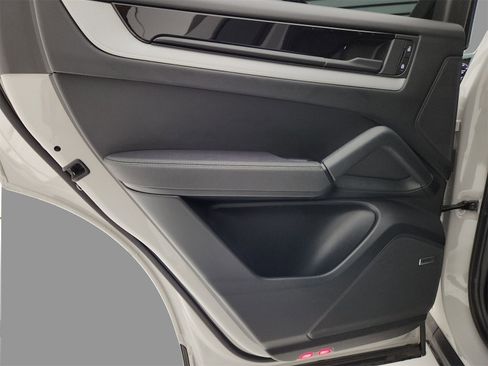 Used 2024 Porsche Cayenne image 9