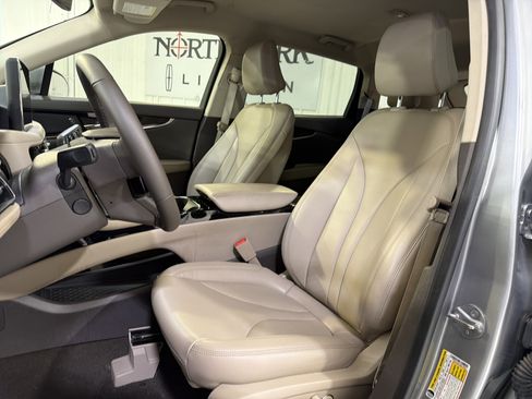 Used 2022 Lincoln Nautilus FWD w/ Premium Package image 9