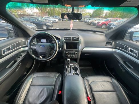 Used 2017 Ford Explorer XLT w/ Equipment Group 202A AWD/4WD image 26
