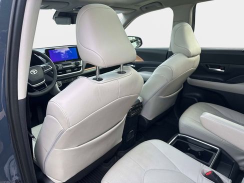 Used 2024 Toyota Grand Highlander AWD image 13