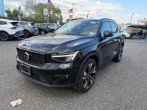 Certified 2023 Volvo XC40 B5 Plus w/ Climate Package AWD/4WD image 1