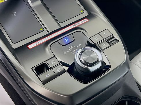 New 2026 Subaru Solterra Limited image 15