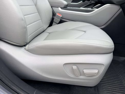 Used 2023 Toyota Highlander XLE AWD/4WD image 12