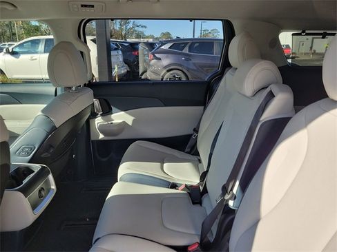 Used 2025 Kia Carnival EX image 31