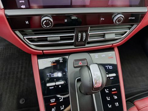 Used 2022 Porsche Macan image 18