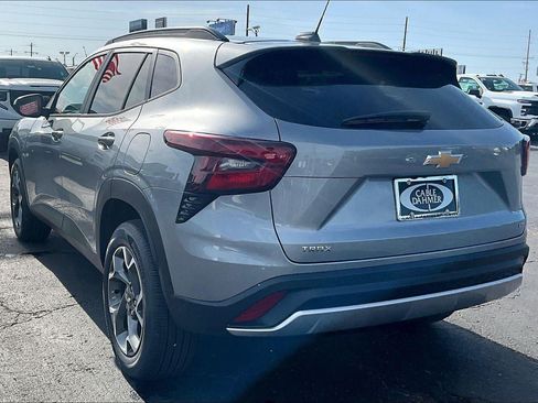 Used 2026 Chevrolet Trax LT FWD image 5