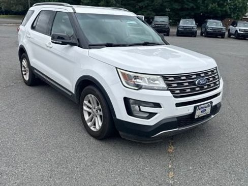 Used 2017 Ford Explorer XLT FWD image 7