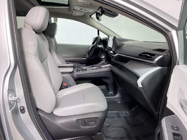 Used 2025 Toyota Sienna XLE FWD image 9