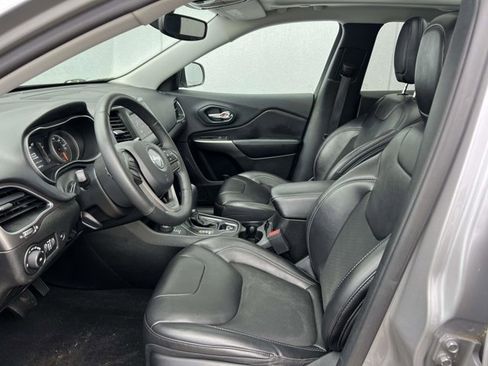 Used 2019 Jeep Cherokee Latitude Plus w/ Comfort/Convenience Group AWD/4WD image 15