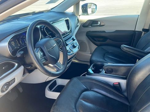 Used 2022 Chrysler Pacifica Touring-L image 18