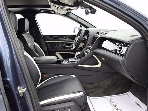 Used 2023 Bentley Bentayga Speed image 28