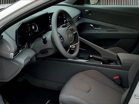 New 2025 Hyundai Elantra SE image 6