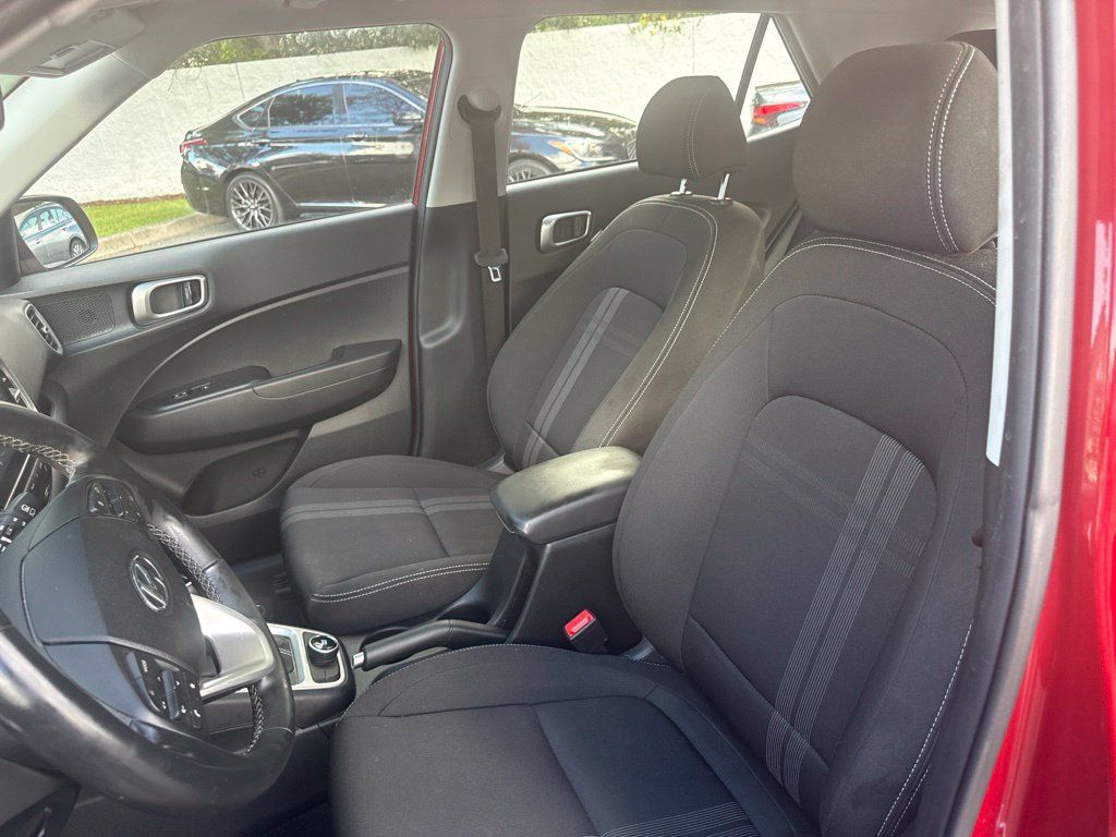 Used 2025 Hyundai Venue SEL FWD image 12