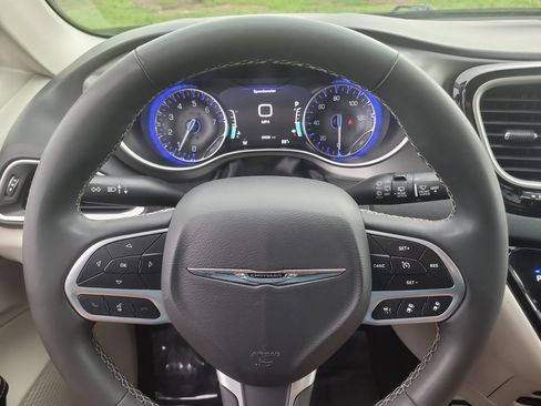 Used 2023 Chrysler Pacifica Touring-L FWD image 31