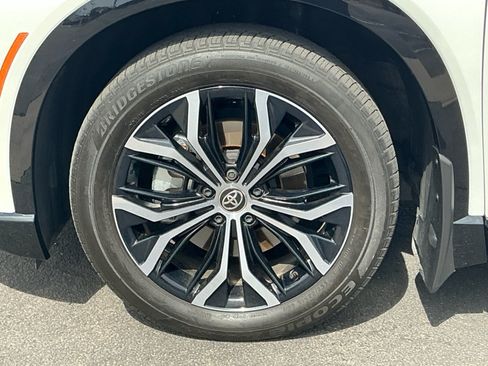 Certified 2025 Toyota Crown Signia AWD/4WD image 26