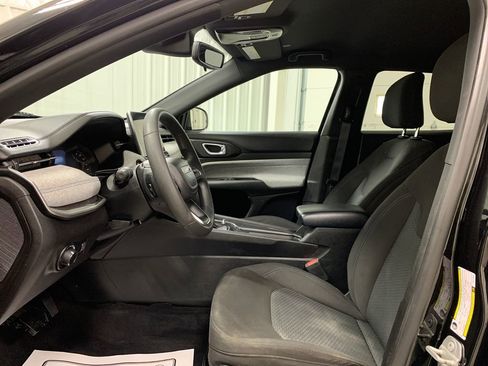 Used 2023 Jeep Compass Sport image 4