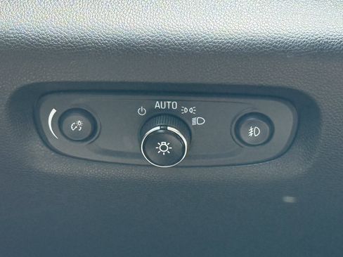 Used 2020 Chevrolet Traverse LT FWD image 21