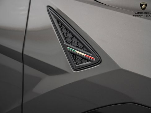 Used 2025 Lamborghini Urus SE image 3