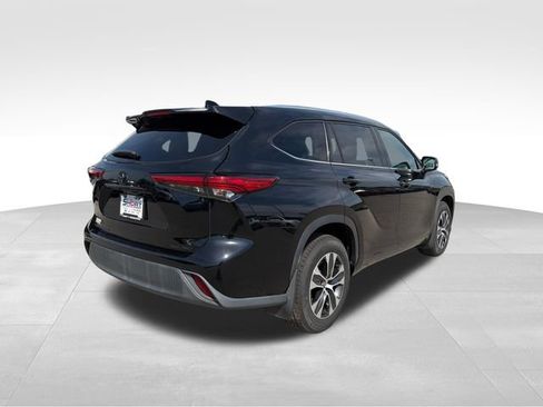 Used 2021 Toyota Highlander XLE AWD/4WD image 5