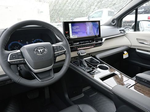 New 2026 Toyota Sienna Platinum image 25