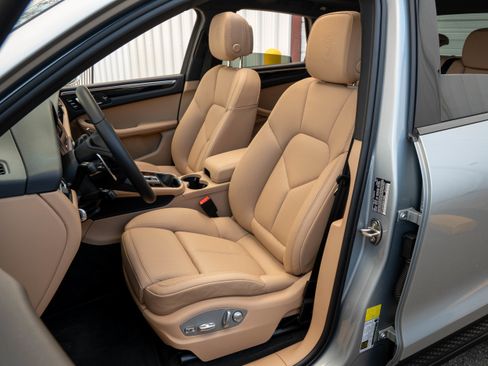 Certified 2025 Porsche Macan image 5