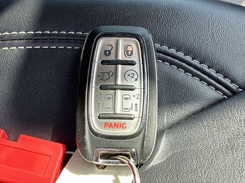 Used 2023 Chrysler Pacifica Touring-L FWD image 40