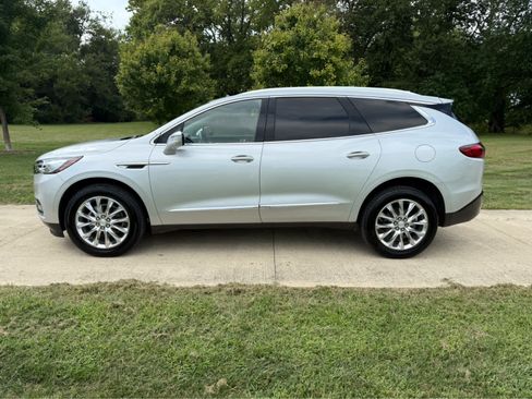 Used 2021 Buick Enclave Essence w/ Sound and Sites Package AWD/4WD image 2