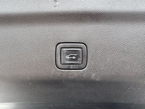 Used 2023 Chevrolet Suburban Premier image 10