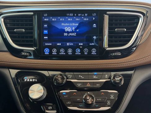 Used 2017 Chrysler Pacifica Limited w/ Advanced Safetytec Group FWD image 16