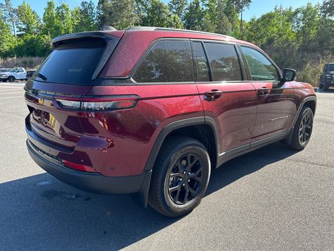 Used 2025 Jeep Grand Cherokee Altitude RWD image 5