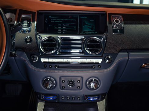 Used 2018 Rolls-Royce Wraith RWD image 40