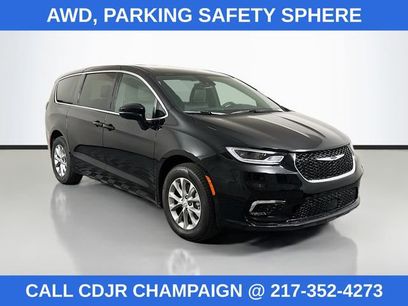 Used 2025 Chrysler Pacifica Select