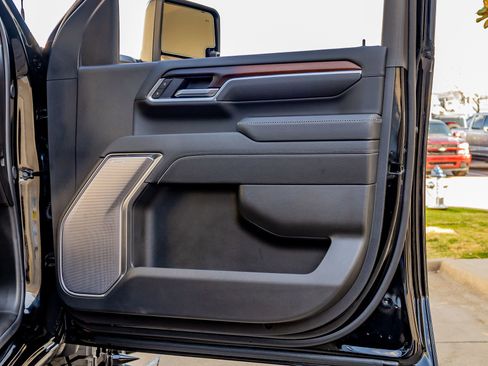 Used 2025 GMC Sierra 3500 Denali w/ Technology Package image 37