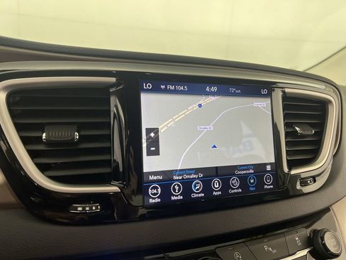 Used 2018 Chrysler Pacifica Touring-L w/ Premium Audio Group FWD image 15