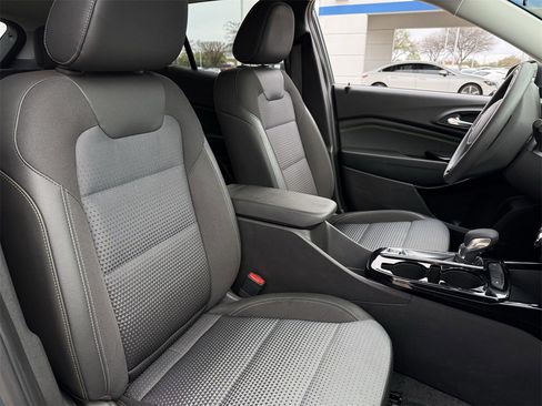 Used 2025 Chevrolet Trax LT image 22