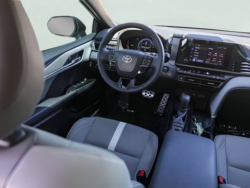 Used 2025 Toyota Camry SE w/ Convenience Package FWD image 28