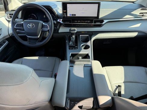 Certified 2025 Toyota Sienna XLE image 13