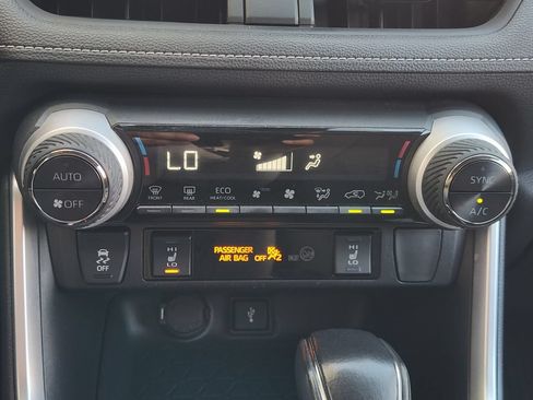 Used 2020 Toyota RAV4 XLE w/ Convenience Package AWD/4WD image 18
